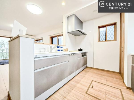 �L�b�`�� ��l�C�̑Ζʎ��V�X�e���L�b�`�����̗p���Ă��܂��I���Ƒ��̃R�~���j�P�[�V���������R�Ƒ�����݌v�ł��B
���q�l�ɂ��ڂ��͂��̂Ŋ������ł��ˁB�L�X�g���ĉ��K�ɍ�Ƃ��i�݂܂��B