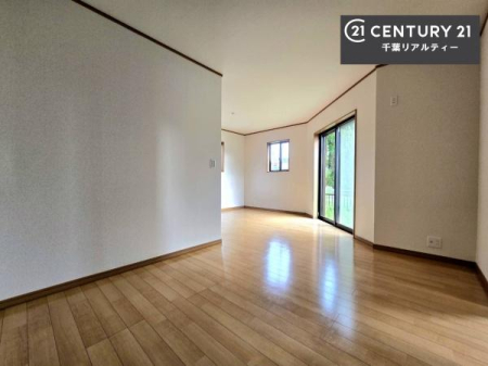 ���r���O �傫�ȑ����炽���Ղ�̗z���������閾�邢���r���O�B�J�����̂��郊�r���O�ŉƑ��c���̂��났�̎��Ԃ��߂����܂��B