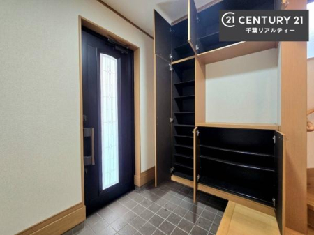 ���� �V���[�Y�{�b�N�X�t���Ȃ̂ŁA���ւ��Еt�����|�������₷���ł��I
�X�b�L���������ւŌ˂��J�����u�ԁA�������̂���S�n������Ԃ��o�}���Ă���܂��B
