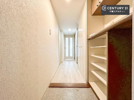 ���� �V���[�Y�{�b�N�X�t���Ȃ̂ŁA���ւ��Еt�����|�������₷���ł��I
�X�b�L���������ւŌ˂��J�����u�ԁA�������̂���S�n������Ԃ��o�}���Ă���܂��B
