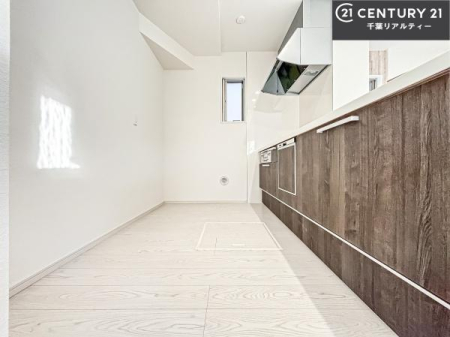 �L�b�`�� ��Ƃ肠�钲���X�y�[�X�ō�Ƃ����₷�����K�ȃL�b�`���ł��I
���q�l�ƈꏏ�ɂ��َq������y���߂�L�X�X�y�[�X�ł��B�y�����������ԂɂȂ肻���ł��ˁI