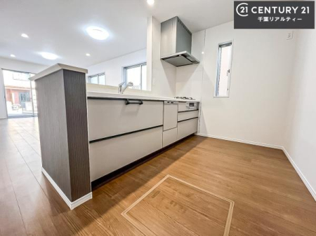 �L�b�`�� ��l�C�̑Ζʎ��V�X�e���L�b�`�����̗p���Ă��܂��I���Ƒ��̃R�~���j�P�[�V���������R�Ƒ�����݌v�ł��B
���q�l�ɂ��ڂ��͂��̂Ŋ������ł��ˁB�L�X�g���ĉ��K�ɍ�Ƃ��i�݂܂��B