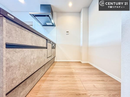 �L�b�`�� ��Ƃ肠�钲���X�y�[�X�ō�Ƃ����₷�����K�ȃL�b�`���ł��I
���q�l�ƈꏏ�ɂ��َq������y���߂�L�X�X�y�[�X�ł��B�y�����������ԂɂȂ肻���ł��ˁI