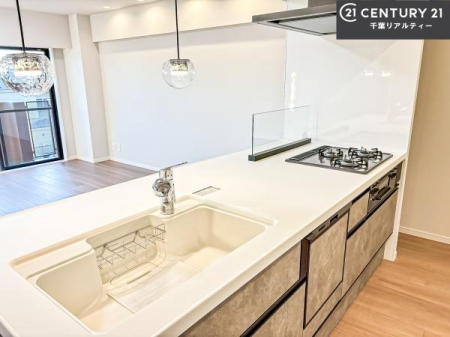 �L�b�`�� ��l�C�̑Ζʎ��V�X�e���L�b�`�����̗p���Ă��܂��I���Ƒ��̃R�~���j�P�[�V���������R�Ƒ�����݌v�ł��B
���q�l�ɂ��ڂ��͂��̂Ŋ������ł��ˁB�L�X�g���ĉ��K�ɍ�Ƃ��i�݂܂��B