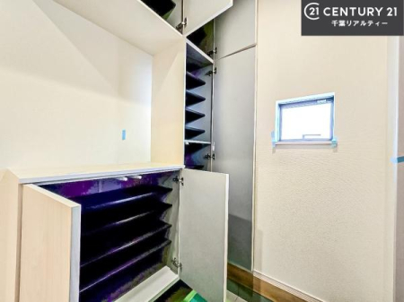 ���� �V���[�Y�{�b�N�X�t���Ȃ̂ŁA���ւ��Еt�����|�������₷���ł��I
�X�b�L���������ւŌ˂��J�����u�ԁA�������̂���S�n������Ԃ��o�}���Ă���܂��B

