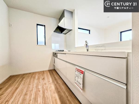 �L�b�`�� ��l�C�̑Ζʎ��V�X�e���L�b�`�����̗p���Ă��܂��I���Ƒ��̃R�~���j�P�[�V���������R�Ƒ�����݌v�ł��B
���q�l�ɂ��ڂ��͂��̂Ŋ������ł��ˁB�L�X�g���ĉ��K�ɍ�Ƃ��i�݂܂��B