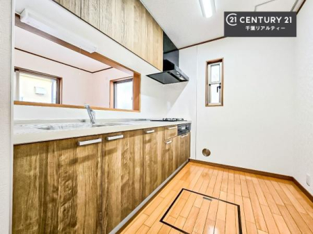 �L�b�`�� ��Ƃ肠�钲���X�y�[�X�ō�Ƃ����₷�����K�ȃL�b�`���ł��I
���q�l�ƈꏏ�ɂ��َq������y���߂�L�X�X�y�[�X�ł��B�y�����������ԂɂȂ肻���ł��ˁI