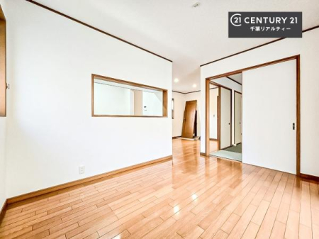 ���r���O �D�����z���܂肪���r���O����ł���ċ��S�n�̗ǂ���Ԃ����o���Ă���܂��I
���R�ƉƑ����W����b��������S�n�悢��ԁI