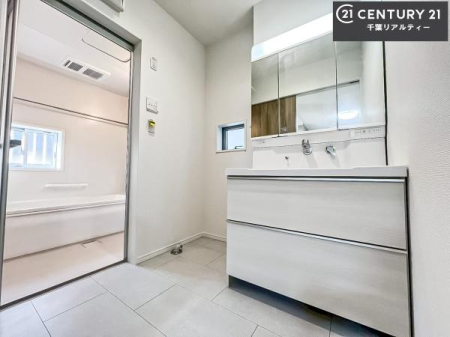 ���ʑ�E���ʏ� �O�ʋ��d�l�̐��ʏ��́A�g�����Ȃ݂����₷������I���͎��[�ɂȂ��Ă��܂��B�h���C���[�₨���ϓ����Еt������̂Ő��ʑ������X�b�L���ƌ����邱�Ƃ��o���܂��I