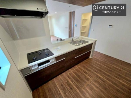 �L�b�`�� ��l�C�̑Ζʎ��V�X�e���L�b�`�����̗p���Ă��܂��I���Ƒ��̃R�~���j�P�[�V���������R�Ƒ�����݌v�ł��B
���q�l�ɂ��ڂ��͂��̂Ŋ������ł��ˁB�L�X�g���ĉ��K�ɍ�Ƃ��i�݂܂��B