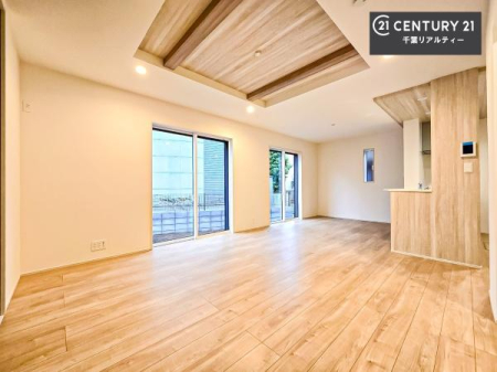 ���r���O �傫�ȑ����炽���Ղ�̗z���������閾�邢���r���O�B�J�����̂��郊�r���O�ŉƑ��c���̂��났�̎��Ԃ��߂����܂��B