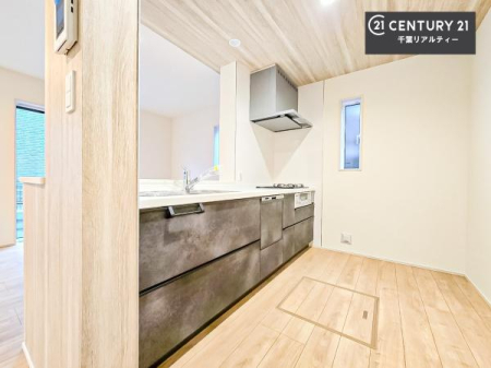 �L�b�`�� ��l�C�̑Ζʎ��V�X�e���L�b�`�����̗p���Ă��܂��I���Ƒ��̃R�~���j�P�[�V���������R�Ƒ�����݌v�ł��B
���q�l�ɂ��ڂ��͂��̂Ŋ������ł��ˁB���[�͂�����܂��I