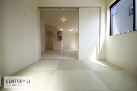 �����\�z�}(����) �y���d�l�z�^�^�~�̍��肪���炬��^����A�����b�N�X��ԁB�����傫���J�����̂���a���ƂȂ��Ă���܂��B���{�l�̐S������u�a�v�̋�ԁB�䑐�̍���Y����Ԃ͖����̂ЂƎ������o���Ă���܂��I