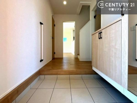 ���� �V���[�Y�{�b�N�X�t���Ȃ̂ŁA���ւ��Еt�����|�������₷���ł��I
�X�b�L���������ւŌ˂��J�����u�ԁA�������̂���S�n������Ԃ��o�}���Ă���܂��B