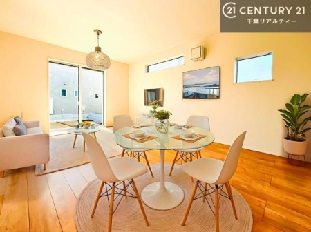 ���r���O �Ƌ��CG�p�[�X�ł��B�S�n�ǂ����r���O�͉Ƒ������R�ƏW�܂�܂��B�Ƒ��c�R�̎��Ԃ����������ł��B���Ƒ��ƁA����w�[���������Ԃ��߂��������ł��ˁB���邭�J���I�ȋ�Ԃł��B