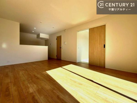 ���r���O ��؂ȉƑ����W�܂邩�炱��LDK�ɂ͂�����肽���B
�q�����������C�ɏ΂��Ȃ��瑖�����Ă���p�����������u�L���Ƃɂ��ėǂ������v�Ǝv���u�Ԃł��B