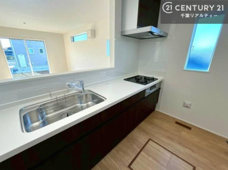 �L�b�`�� ��l�C�̑Ζʎ��V�X�e���L�b�`�����̗p���Ă��܂��I���Ƒ��̃R�~���j�P�[�V���������R�Ƒ�����݌v�ł��B
���q�l�ɂ��ڂ��͂��̂Ŋ������ł��ˁB�L�X�g���ĉ��K�ɍ�Ƃ��i�݂܂��B