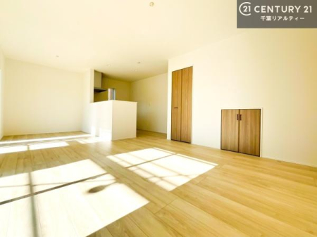 ���r���O �傫�ȑ����炽���Ղ�̗z���������閾�邢���r���O�B�J�����̂��郊�r���O�ŉƑ��c���̂��났�̎��Ԃ��߂����܂��B