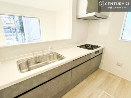 �L�b�`�� ��l�C�̑Ζʎ��V�X�e���L�b�`�����̗p���Ă��܂��I���Ƒ��̃R�~���j�P�[�V���������R�Ƒ�����݌v�ł��B
���q�l�ɂ��ڂ��͂��̂Ŋ������ł��ˁB�L�X�g���ĉ��K�ɍ�Ƃ��i�݂܂��B