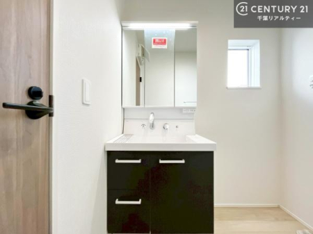 ���ʑ�E���ʏ� �O�ʋ��d�l�̐��ʏ��́A�g�����Ȃ݂����₷������I���͎��[�ɂȂ��Ă��܂��B�h���C���[�₨���ϓ����Еt������̂Ő��ʑ������X�b�L���ƌ����邱�Ƃ��o���܂��I