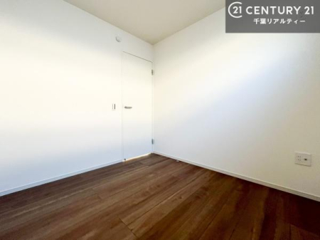 ���[ 2�K�ɂ͔[�˂�����܂��B�[�˂͎��[�����łȂ��A��̓���⏑�ނ̐����ɂ��œK�B�g��������Ő����������X���[�Y�ɂ���֗��ȋ�Ԃł��B