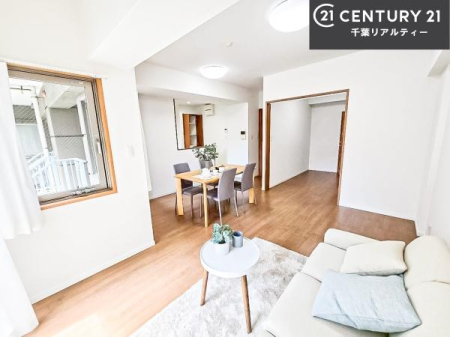 ���r���O ��؂ȉƑ����W�܂邩�炱��LDK�ɂ͂�����肽���B
�q�����������C�ɏ΂��Ȃ��瑖�����Ă���p�����������u�L���Ƃɂ��ėǂ������v�Ǝv���u�Ԃł��B