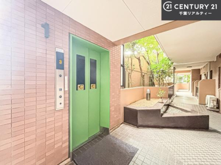 ���̑����p�� �G���x�[�^�[�����̃}���V�����ŁA�d���ו���x�r�[�J�[�̈ړ������K�B�����̐��������X���[�Y�ɂȂ�܂��B