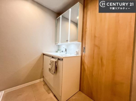 ���ʑ�E���ʏ� �O�ʋ��d�l�̐��ʏ��́A�g�����Ȃ݂����₷������I���͎��[�ɂȂ��Ă��܂��B�h���C���[�₨���ϓ����Еt������̂Ő��ʑ������X�b�L���ƌ����邱�Ƃ��o���܂��I