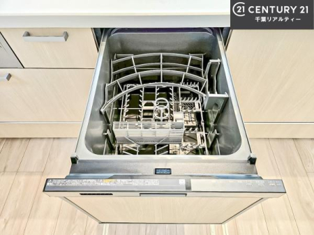 �L�b�`�� �H��@�t���̃L�b�`���ł��I�Z���������r��h�~�Ƃ��đ�ϊ��􂷂�֗��Ȏd�l�ł��I�r���g�C���Ȃ̂ŃL�b�`���̏ꏊ����炸�����X�y�[�X���L���g�����Ƃ��o���܂��I