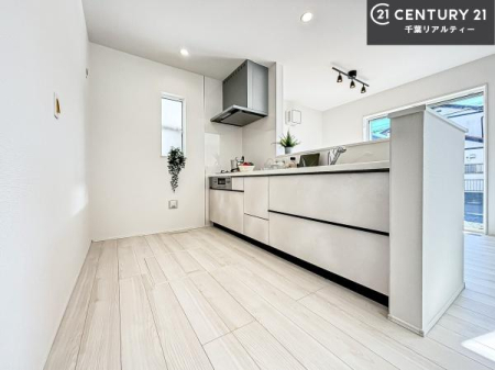 �L�b�`�� ��l�C�̑Ζʎ��V�X�e���L�b�`�����̗p���Ă��܂��I���Ƒ��̃R�~���j�P�[�V���������R�Ƒ�����݌v�ł��B
���q�l�ɂ��ڂ��͂��̂Ŋ������ł��ˁB���[�͂�����܂��I