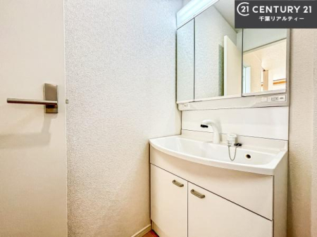 ���ʑ�E���ʏ� �O�ʋ��d�l�̐��ʏ��́A�g�����Ȃ݂����₷������I���͎��[�ɂȂ��Ă��܂��B�h���C���[�₨���ϓ����Еt������̂Ő��ʑ������X�b�L���ƌ����邱�Ƃ��o���܂��I