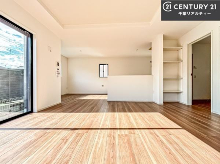 ���r���O �傫�ȑ����炽���Ղ�̗z���������閾�邢���r���O�B�J�����̂��郊�r���O�ŉƑ��c���̂��났�̎��Ԃ��߂����܂��B