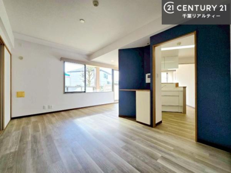 ���r���O �傫�ȑ����炽���Ղ�̗z���������閾�邢���r���O�B�J�����̂��郊�r���O�ŉƑ��c���̂��났�̎��Ԃ��߂����܂��B