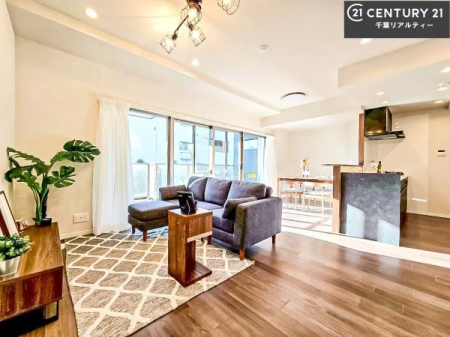 ���r���O �傫�ȑ����炽���Ղ�̗z���������閾�邢���r���O�B�J�����̂��郊�r���O�ŉƑ��c���̂��났�̎��Ԃ��߂����܂��B