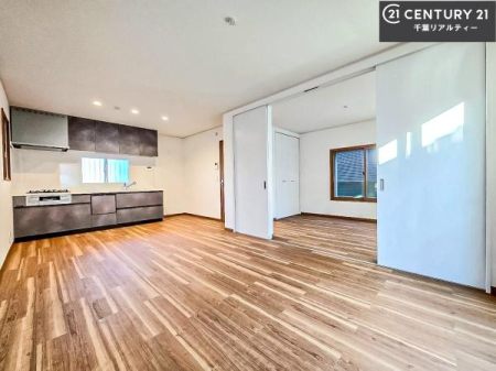 ���r���O �傫�ȑ����炽���Ղ�̗z���������閾�邢���r���O�B�J�����̂��郊�r���O�ŉƑ��c���̂��났�̎��Ԃ��߂����܂��B