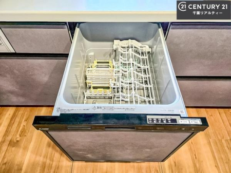 �L�b�`�� �H��@�t���̃L�b�`���ł��I�Z���������r��h�~�Ƃ��đ�ϊ��􂷂�֗��Ȏd�l�ł��I�r���g�C���Ȃ̂ŃL�b�`���̏ꏊ����炸�����X�y�[�X���L���g�����Ƃ��o���܂��I