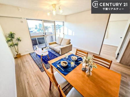 ���r���O �傫�ȑ����炽���Ղ�̗z���������閾�邢���r���O�B�J�����̂��郊�r���O�ŉƑ��c���̂��났�̎��Ԃ��߂����܂��B