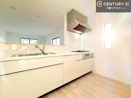 �L�b�`�� ��l�C�̑Ζʎ��V�X�e���L�b�`�����̗p���Ă��܂��I���Ƒ��̃R�~���j�P�[�V���������R�Ƒ�����݌v�ł��B
���q�l�ɂ��ڂ��͂��̂Ŋ������ł��ˁB�L�X�g���ĉ��K�ɍ�Ƃ��i�݂܂��B