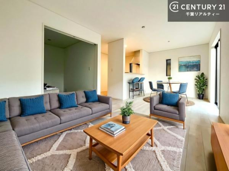 ���r���O �Ƌ��CG�p�[�X�ł��I�S�n�ǂ����r���O�͉Ƒ������R�ƏW�܂�܂��B�Ƒ��c�R�̎��Ԃ����������ł��B���Ƒ��ƁA����w�[���������Ԃ��߂��������ł��ˁB�㕔�����Ŗ��邭�J���I�ȋ�Ԃł��B