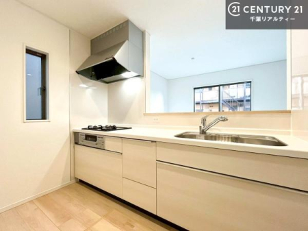 �L�b�`�� ��l�C�̑Ζʎ��V�X�e���L�b�`�����̗p���Ă��܂��I���Ƒ��̃R�~���j�P�[�V���������R�Ƒ�����݌v�ł��B
���q�l�ɂ��ڂ��͂��̂Ŋ������ł��ˁB�L�X�g���ĉ��K�ɍ�Ƃ��i�݂܂��B