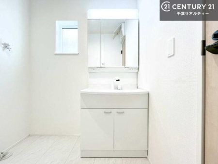 ���ʑ�E���ʏ� �O�ʋ��d�l�̐��ʏ��́A�g�����Ȃ݂����₷������I���͎��[�ɂȂ��Ă��܂��B�h���C���[�₨���ϓ����Еt������̂Ő��ʑ������X�b�L���ƌ����邱�Ƃ��o���܂��I