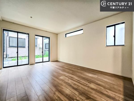 ���r���O �傫�ȑ����炽���Ղ�̗z���������閾�邢���r���O�B�J�����̂��郊�r���O�œ��X�̔��������܂��B