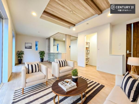 ���r���O �Ƌ��CG�p�[�X�ł��B�J�����̂���L�XLDK�I�\�t�@�[��_�C�j���O�e�[�u����u���Ă������ɂȂ�Ȃ��̂ŉ��K�ɉ߂����܂��I
�R�~���j�P�[�V���������₷�����r���O�ł��I
