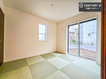 �a�� ��̍��肪�S�n�悭�A�q�Ԃ₨�q���܂̗V�я�A���Q�X�y�[�X�ȂǑ��ړI�ɂ��g�����������܂��B
���r���O�ɗאڂ��Ă��邽�߁A�����˂��J����΍L�X�Ƃ�����̊��̂����ԂɁA�߂�Ό��Ƃ��Ă����p�\�B