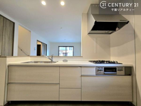 �L�b�`�� ��l�C�̑Ζʎ��V�X�e���L�b�`�����̗p���Ă��܂��I���Ƒ��̃R�~���j�P�[�V���������R�Ƒ�����݌v�ł��B
���q�l�ɂ��ڂ��͂��̂Ŋ������ł��ˁB�L�X�g���ĉ��K�ɍ�Ƃ��i�݂܂��B