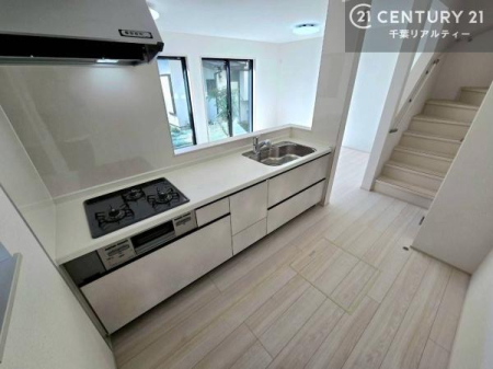 �L�b�`�� ��l�C�̑Ζʎ��V�X�e���L�b�`�����̗p���Ă��܂��I���Ƒ��̃R�~���j�P�[�V���������R�Ƒ�����݌v�ł��B
���q�l�ɂ��ڂ��͂��̂Ŋ������ł��ˁB�L�X�g���ĉ��K�ɍ�Ƃ��i�݂܂��B