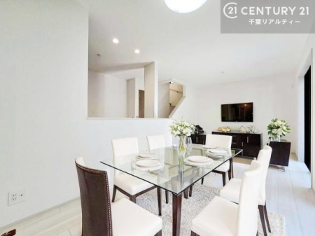 ���r���O �Ƌ��CG�p�[�X�ł��B�J�����̂���L�XLDK�I�\�t�@�[��_�C�j���O�e�[�u����u���Ă������ɂȂ�Ȃ��̂ŉ��K�ɉ߂����܂��I�R�~���j�P�[�V���������₷�����r���O�ł��I