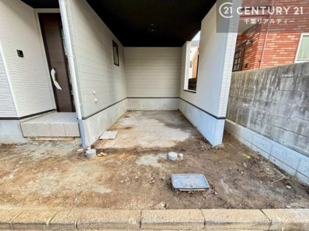 ���ԏ� �r���g�C���K���[�W�t���ŉJ�̓������S�B���Ԃ����Ȃ���A�ƂƎԂ̓������X���[�Y�Ɏg���܂��B