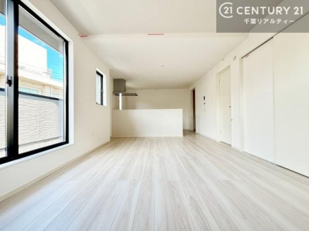 ���r���O �z������╗�ʂ��̗ǂ�����������2�K���r���O�B�O����̎������C�ɂȂ炸�A�J���������Ղ�̋�ԂŉƑ��̎��Ԃ��������߂����܂��B