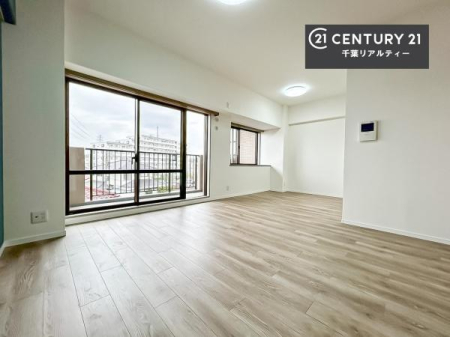 ���r���O �傫�ȑ����炽���Ղ�̗z���������閾�邢���r���O�B�J�����̂��郊�r���O�ŉƑ��c���̂��났�̎��Ԃ��߂����܂��B